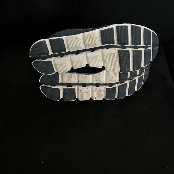 On cloud shoes - Picture 4 of 5